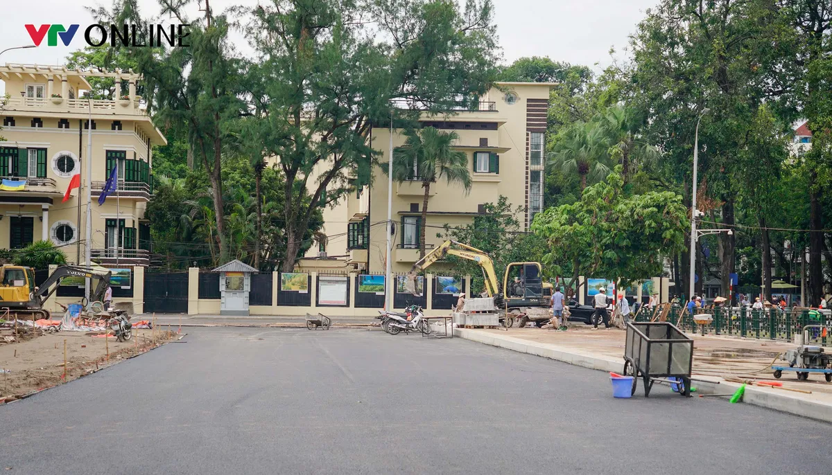 Hà Nội gấp rút hoàn thành cải tạo, chỉnh trang Quảng trường Ba Đình  - Ảnh 1.