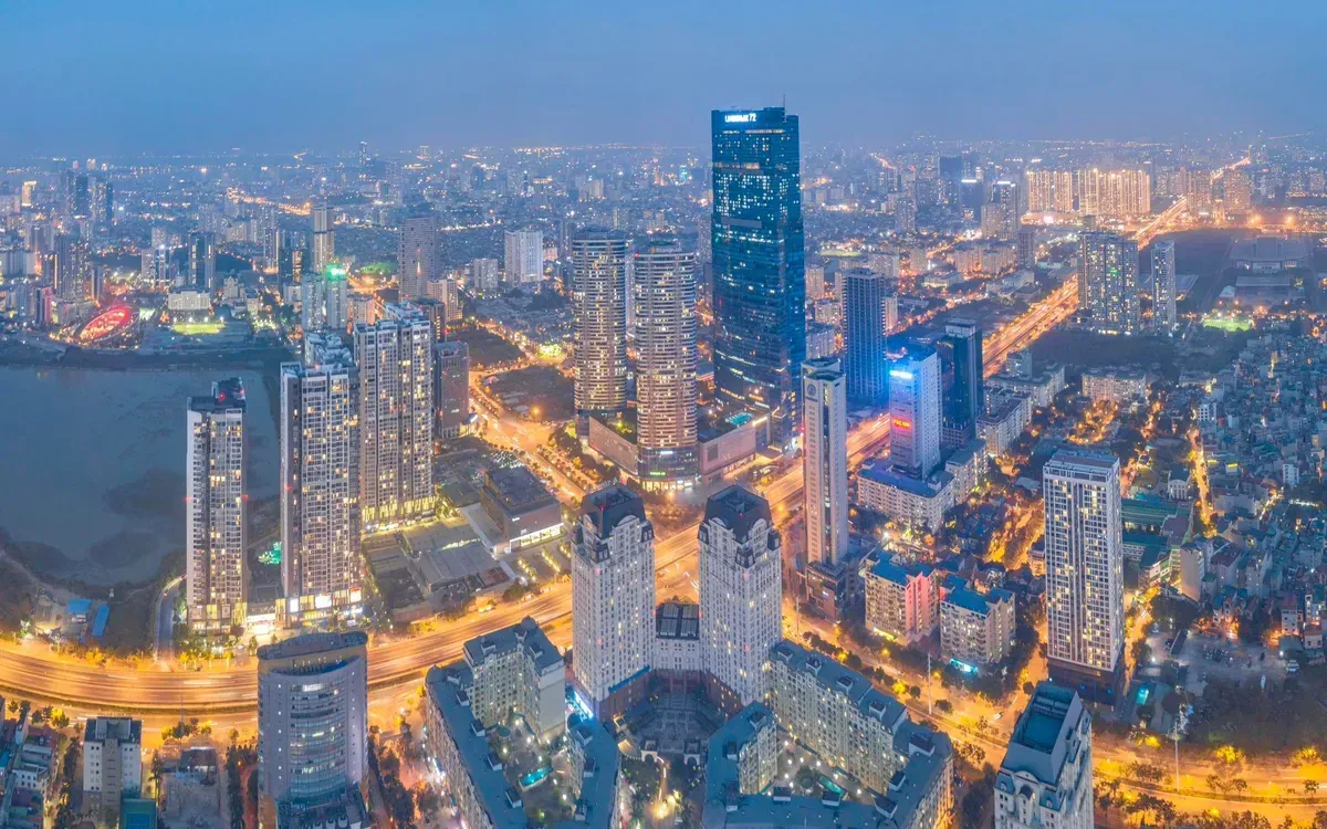 Những ai gắn bó với Hà Nội, đêm đêm ngắm nhìn thành phố từ muôn vàn ô cửa trên những tòa cao ốc, hẳn vẫn cảm nhận được những nét riêng không thể trộn lẫn của Hà Nội với bất kỳ đô thị nào. (Ảnh: VTV Times/Tuấn Nguyễn)