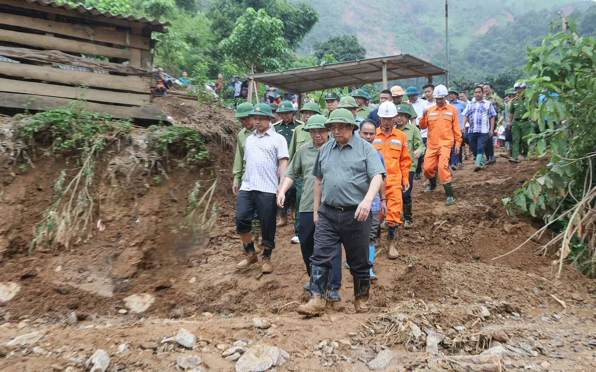 Chiều ngày 3/8, Thủ tướng Phạm Minh Chính và đoàn công tác đã tới hiện trường, thăm hỏi, động viên người dân chịu ảnh hưởng, thiệt hại nặng nề do mưa lũ, sạt lở đất tại xã Na Son, xã Tìa Dình, xã Xa Dung của tỉnh Điện Biên. Ảnh: VGP Chiều ngày 3/8, Thủ tướng Phạm Minh Chính và đoàn công tác đã tới hiện trường, thăm hỏi, động viên người dân chịu ảnh hưởng, thiệt hại nặng nề do mưa lũ, sạt lở đất tại xã Na Son, xã Tìa Dình, xã Xa Dung của tỉnh Điện Biên. Ảnh: VGP