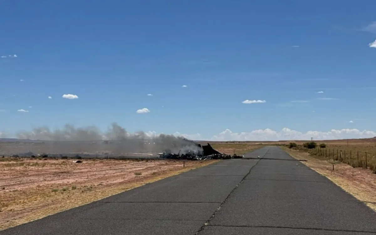 Hiện trường vụ máy bay rơi tại sân bay Chinle Municipal, thuộc khu vực Navajo Nation, bang Arizona của Mỹ, ngày 5/8/2025 (Ảnh: Navajo Police Department)
