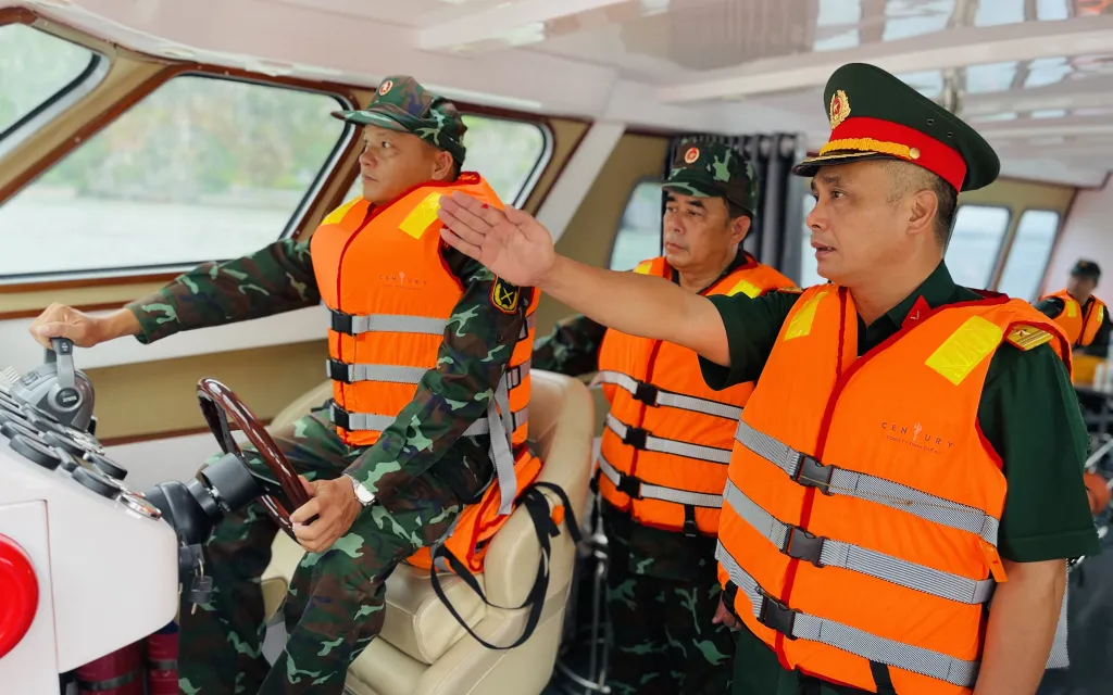 Lãnh đạo Bộ CHQS tỉnh trực tiếp chỉ đạo công tác tuần tra, chốt chặn trên Vịnh Hạ Long.