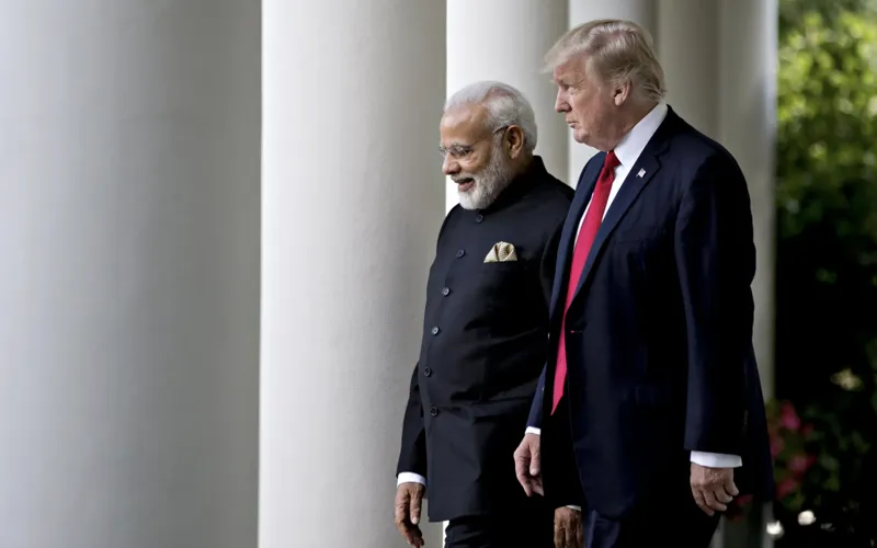 Thủ tướng Ấn Độ Narendra Modi (trái) và Tổng thống Mỹ Donald Trump trong một cuộc gặp vào năm 2017 - Ảnh: Bloomberg.