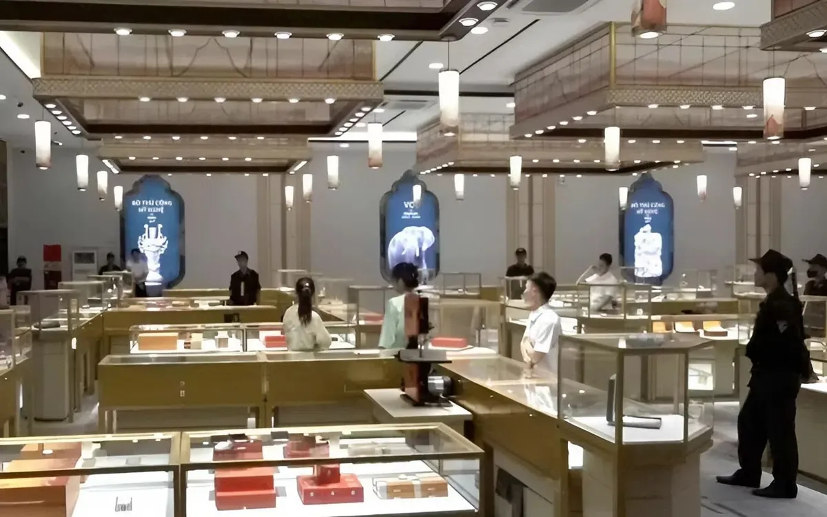 Qua kiểm tra phát hiện nhiều người Trung Quốc bán hàng không rõ nguồn gốc, xuất xứ tại cơ sở này. Ảnh: Báo Khánh Hòa