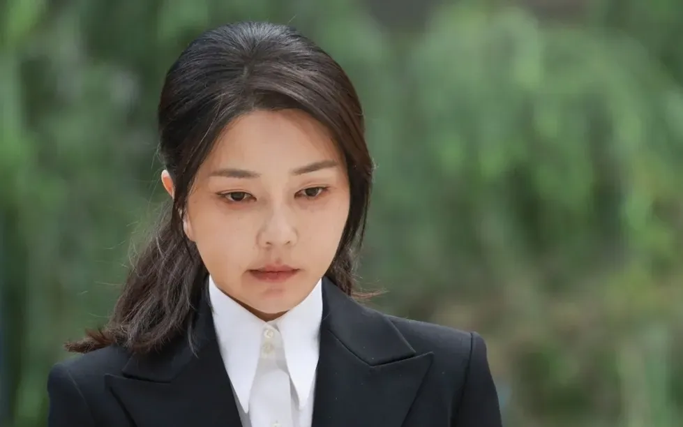 Cựu đệ nhất phu nhân Hàn Quốc Kim Keon-hee trình diện văn phòng công tố viên đặc biệt ở Seoul ngày 6/8. (Ảnh: Yonhap) Cựu đệ nhất phu nhân Hàn Quốc Kim Keon-hee trình diện văn phòng công tố viên đặc biệt ở Seoul ngày 6/8. (Ảnh: Yonhap)