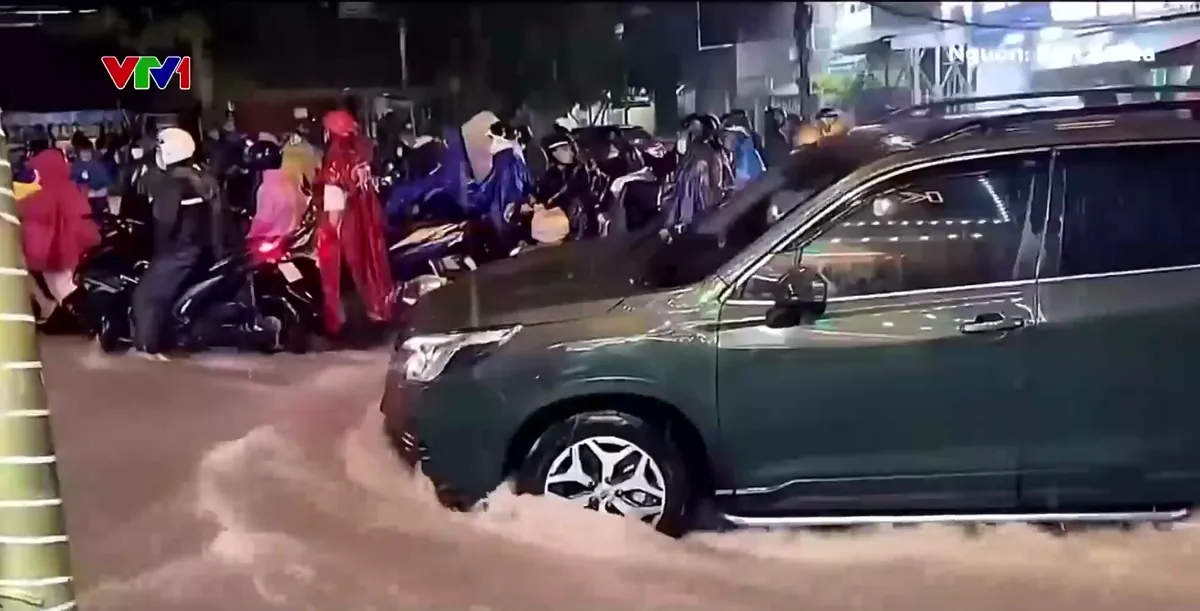 Hà Nội và TP Hồ Chí Minh mưa lớn, nhiều tuyến phố ngập sâu - Ảnh 1.