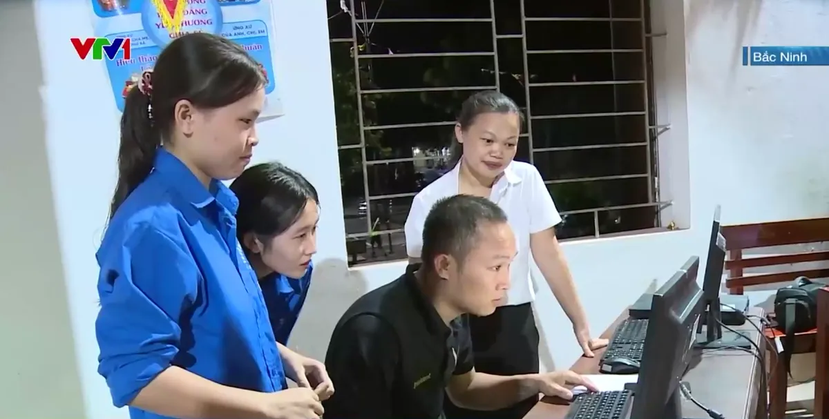 Cán bộ cơ sở tận tình giúp dân chuyển đổi số - Ảnh 2.