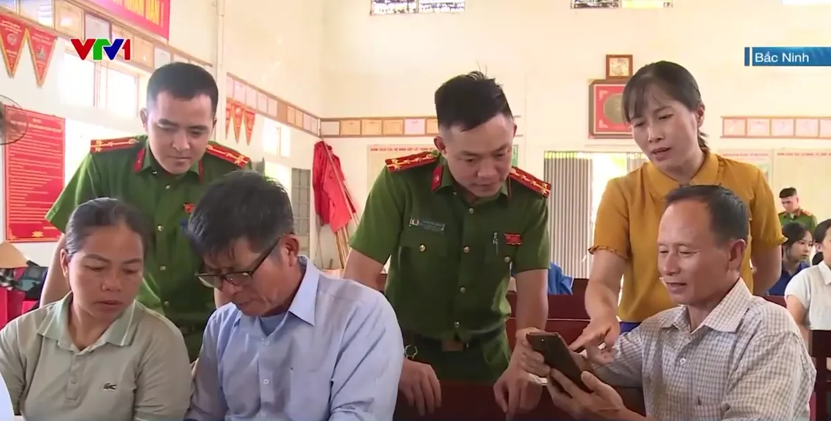 Cán bộ cơ sở tận tình giúp dân chuyển đổi số - Ảnh 1.