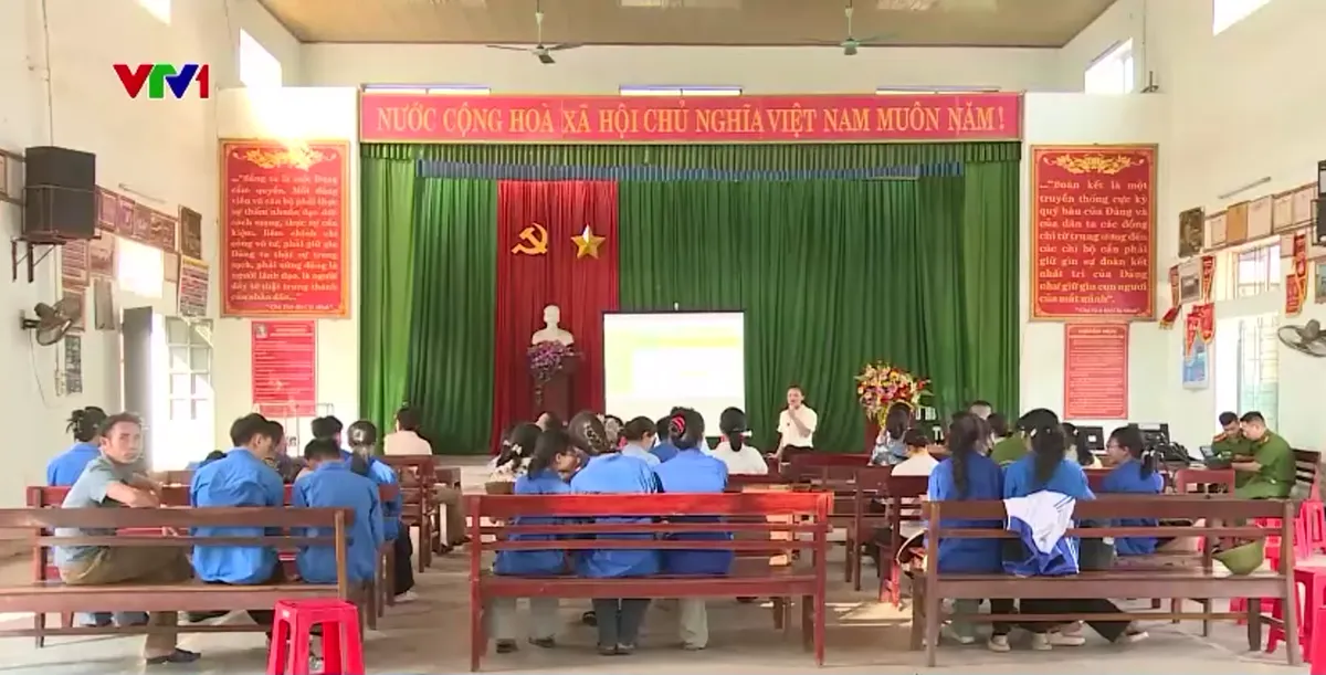 Cán bộ cơ sở tận tình giúp dân chuyển đổi số - Ảnh 3.