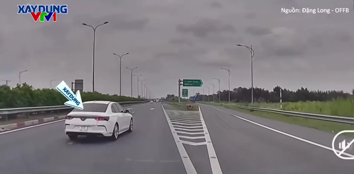 Ô tô chuyển làn thiếu quan sát gây nguy hiểm trên cao tốc - Ảnh 1.
