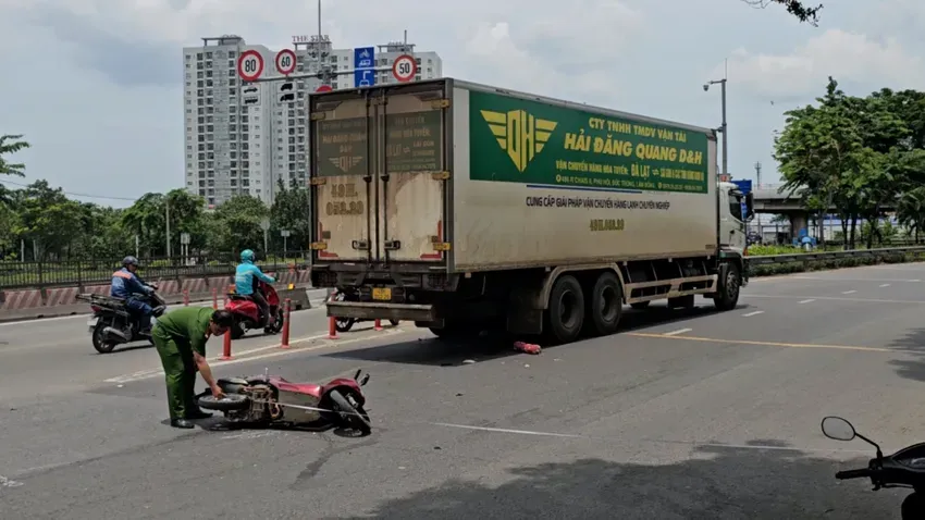 Xe tải va chạm xe máy ở TP Hồ Chí Minh, cô gái trẻ tử vong - Ảnh 1.
