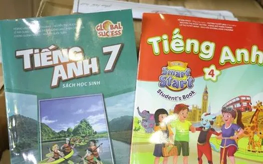 Một số sách giả do các đối tượng sản xuất. Ảnh: TTXVN 

