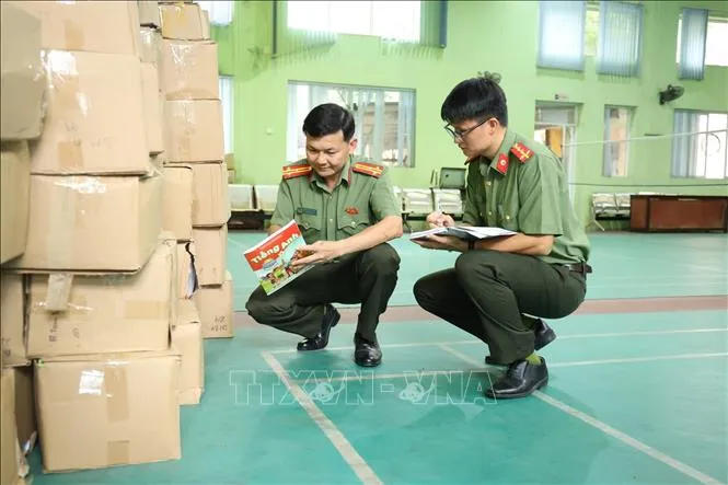 Kiểm tra tang vật vụ án thu giữ được. Kiểm tra tang vật vụ án thu giữ được.