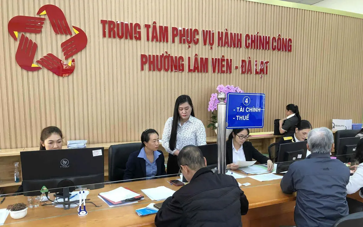 Phó Chủ tịch phường Lâm Viên Đà Lạt Nguyễn Thùy Dương trực tiếp hướng dẫn thủ tục hành chính cho cán bộ và người dân