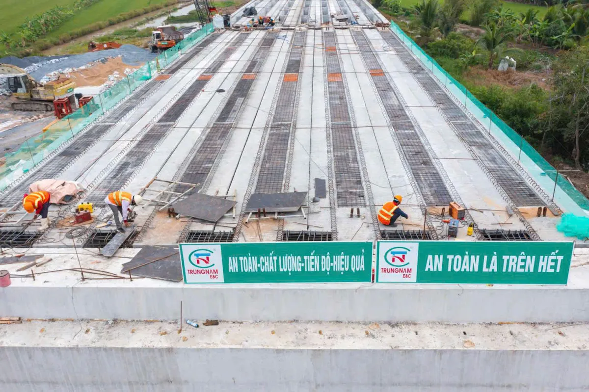 Cao tốc Châu Đốc - Cần Thơ - Sóc Trăng đảm bảo thông xe kỹ thuật vào cuối năm- Ảnh 1.