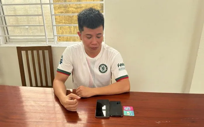 Nguyễn Ngọc Anh cùng tang vật vụ án. (Ảnh: CA)