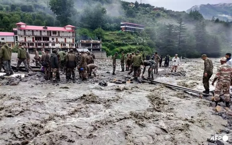 Lực lượng cứu hộ dọn đá và bùn để mở đường sau lũ quét ở Uttarakhand ngày 6/8/2025 (Ảnh: Indian Army/AFP)