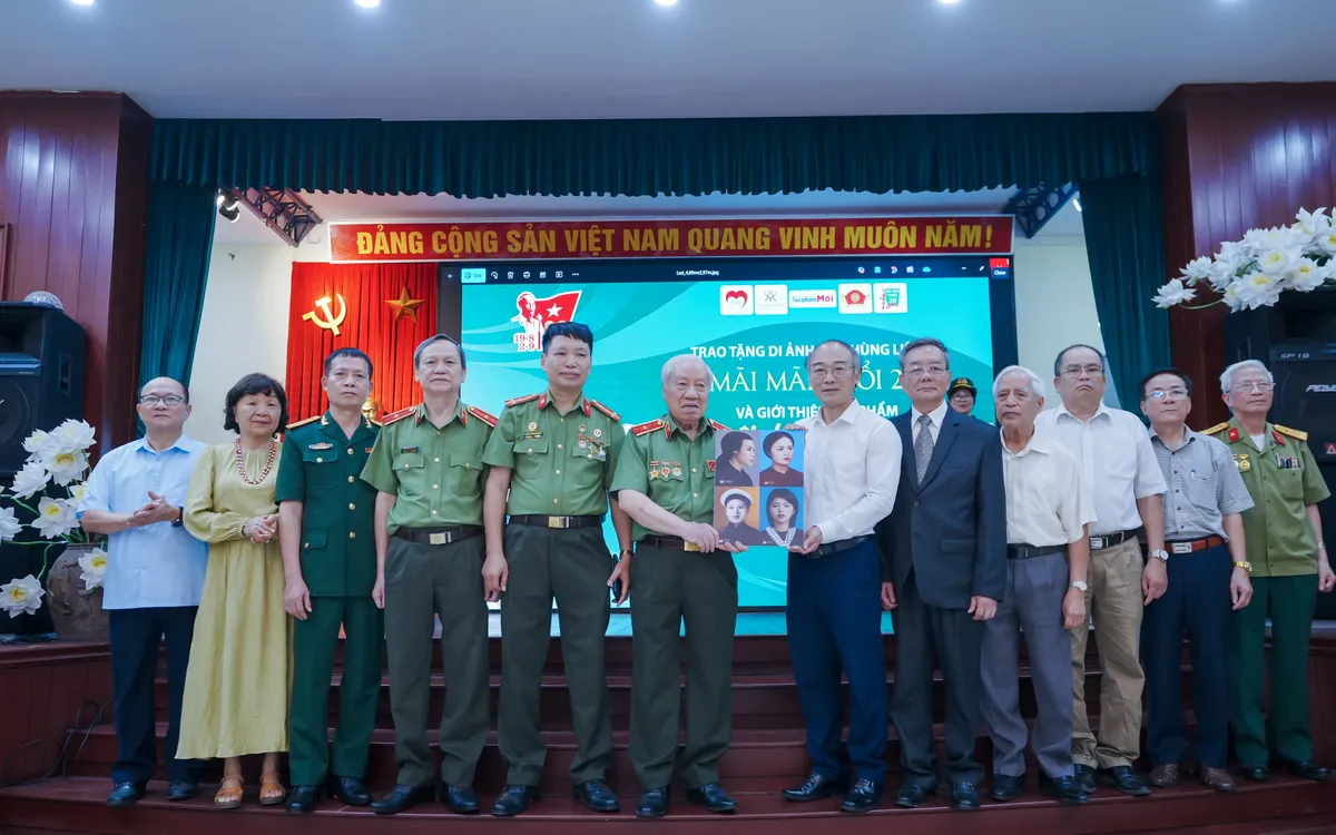 Thiếu tướng, AHLLVT Phan Văn Lai trao di ảnh cho đại diện Bảo tàng Phụ nữ Việt Nam Thiếu tướng, AHLLVT Phan Văn Lai trao di ảnh cho đại diện Bảo tàng Phụ nữ Việt Nam