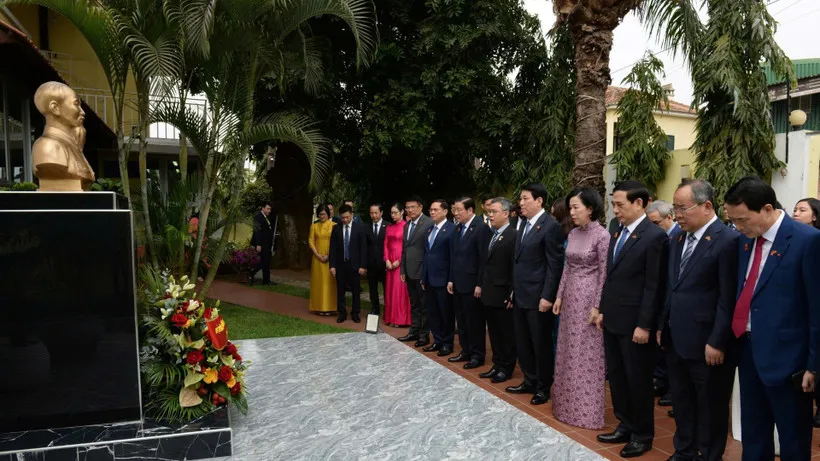 Chủ tịch nước Lương Cường đặt v&ograve;ng hoa tại tượng B&aacute;c Hồ v&agrave; Bia tưởng niệm tr&ecirc;n Đại lộ Hồ Ch&iacute; Minh ở Luanda - Ảnh 1.
