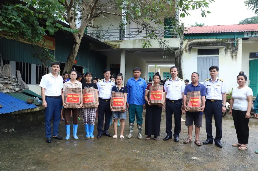 Hải quân tặng 6 tấn gạo cho người dân bị thiệt hại do mưa lũ ở Điện Biên - Ảnh 1.