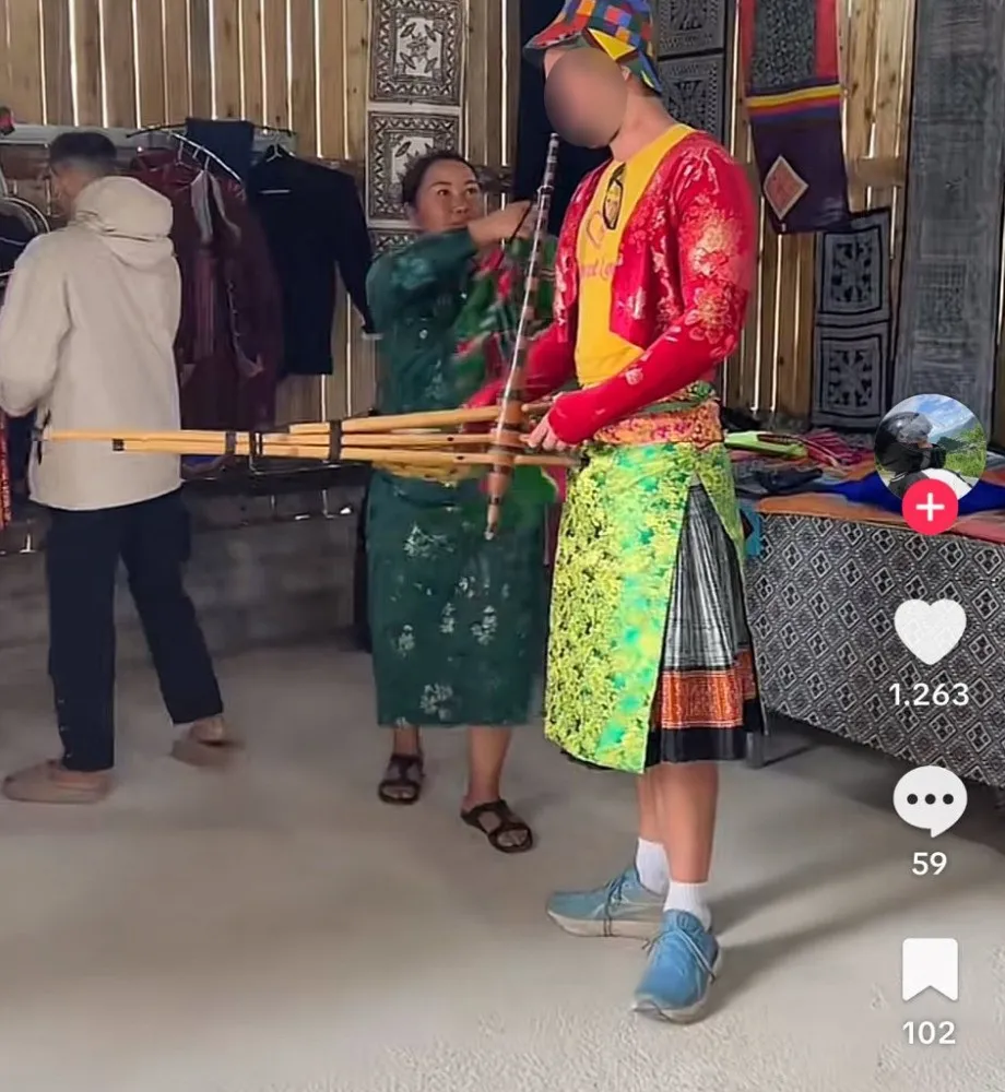 Vụ khách Tây mặc trang phục phản cảm: Đừng làm cộng đồng tổn thương - Ảnh 1.