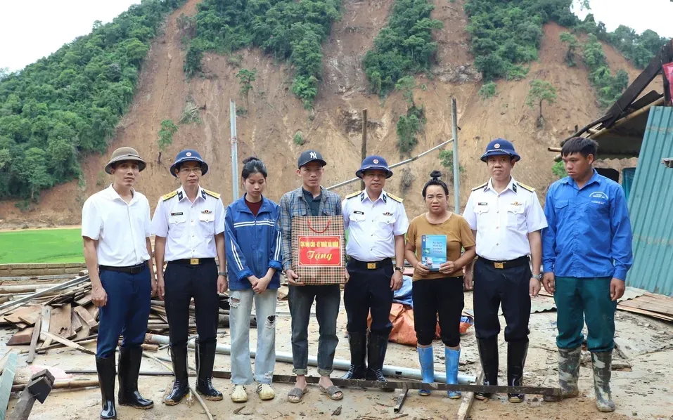 Đoàn công tác đến thăm và tặng quà động viên gia đình bà Lò Thị Phận, Bản Pá Vạt 2, xã Mường Luân