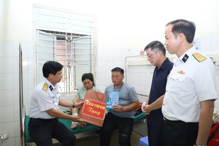 Hải quân tặng 6 tấn gạo cho người dân bị thiệt hại do mưa lũ ở Điện Biên - Ảnh 2.