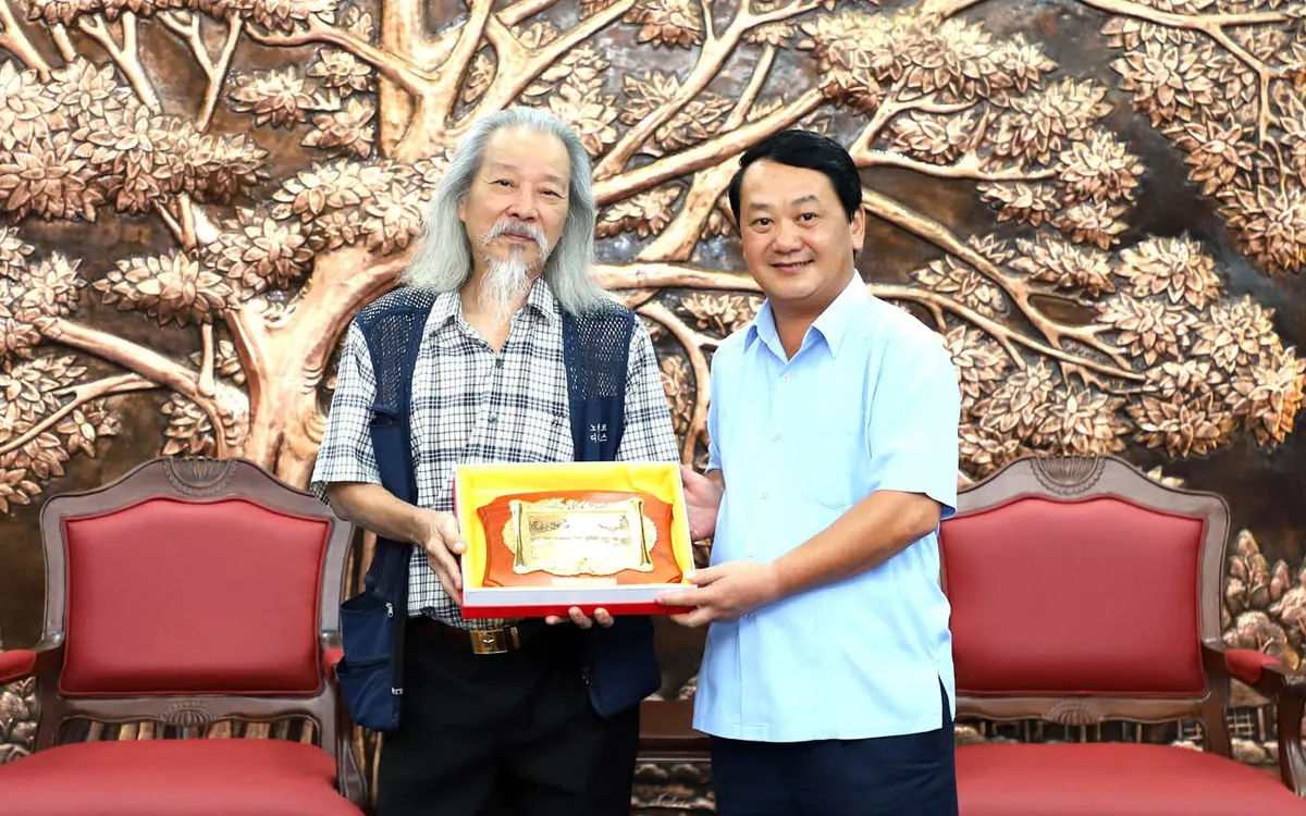 Tỉnh Tuyên Quang tiếp nhận Bút tích bài hát “Tiến quân ca” do con trai cố nhạc sĩ Văn Cao trao tặng- Ảnh 2.
