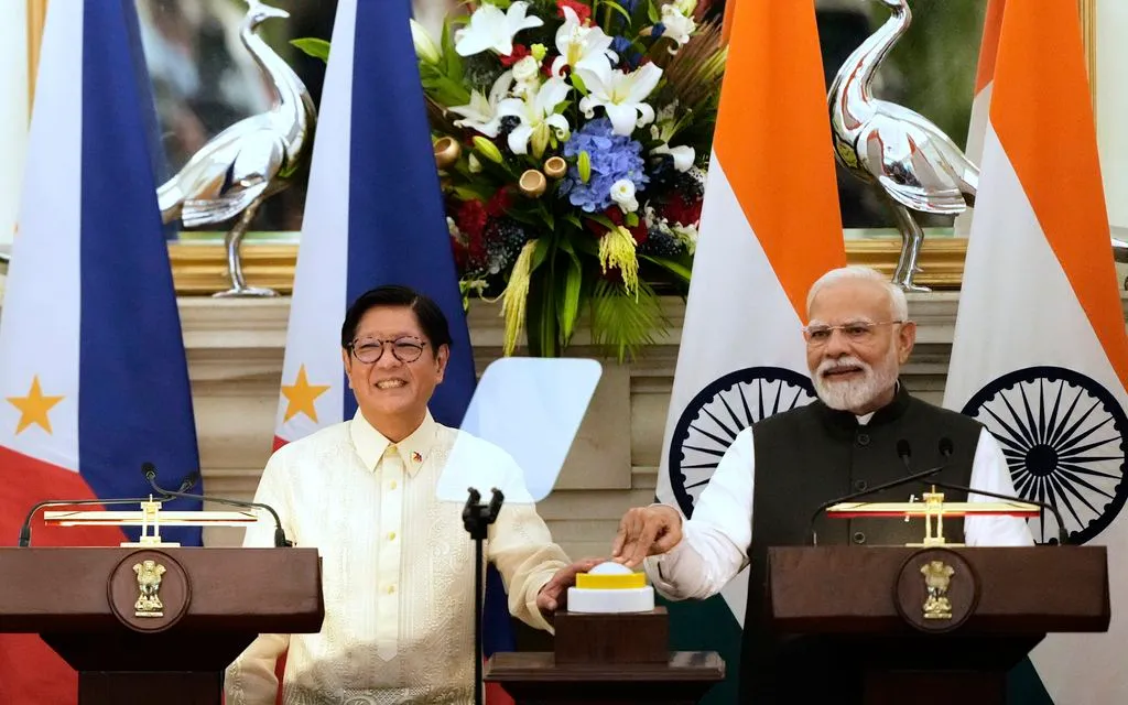 Thủ tướng Ấn Độ Narendra Modi và Tổng thống Philippines Ferdinand Marcos Jr. cùng ra mắt tem lưu niệm tại New Delhi ngày 5/8/2025. (Ảnh: AP)