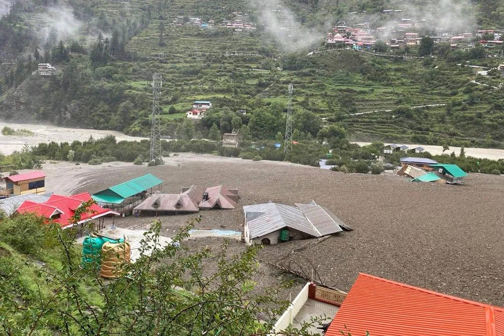 Chuyên gia nghi ngờ lũ chết người ở Himalaya do hồ băng sụp đổ - Ảnh 1.