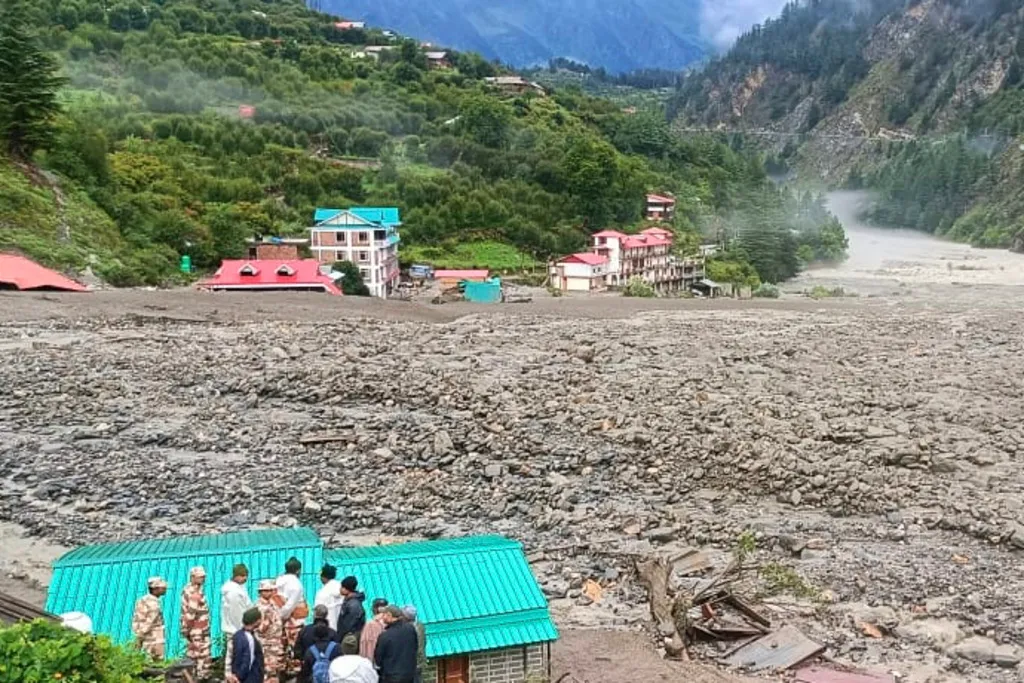Chuyên gia nghi ngờ lũ chết người ở Himalaya do hồ băng sụp đổ - Ảnh 2.