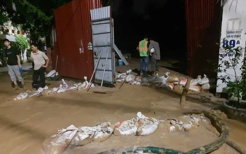 Khu vực trong ngõ Núi Trúc xảy ra hiện tượng hỗn hợp bùn và nước trào lên mặt đất trong quá trình khoan hầm. (Ảnh: Vietnam+)
