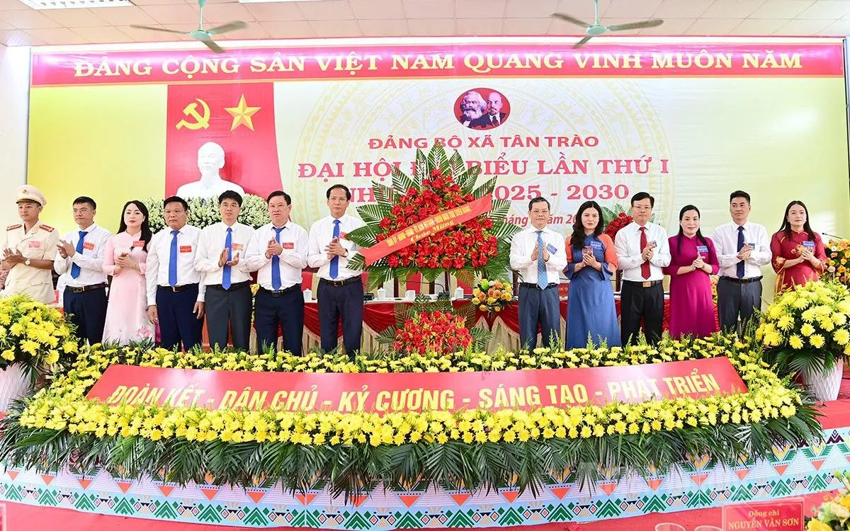 Các đồng chí lãnh đạo tỉnh Tuyên Quang tặng hoa chúc mừng Đại hội.