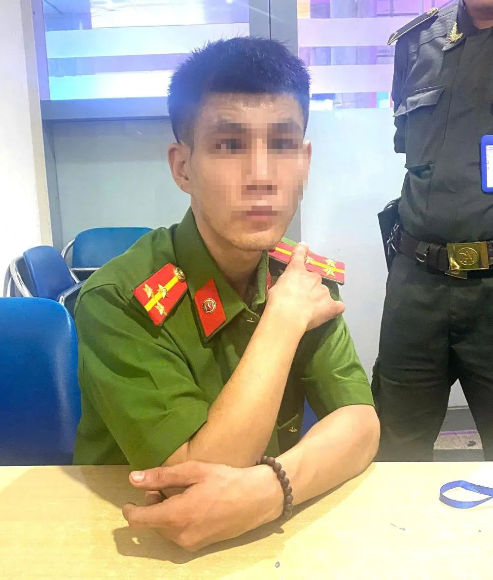 Nam thanh niên mặc quân phục, giả danh công an vào sân bay Đà Nẵng - Ảnh 1.