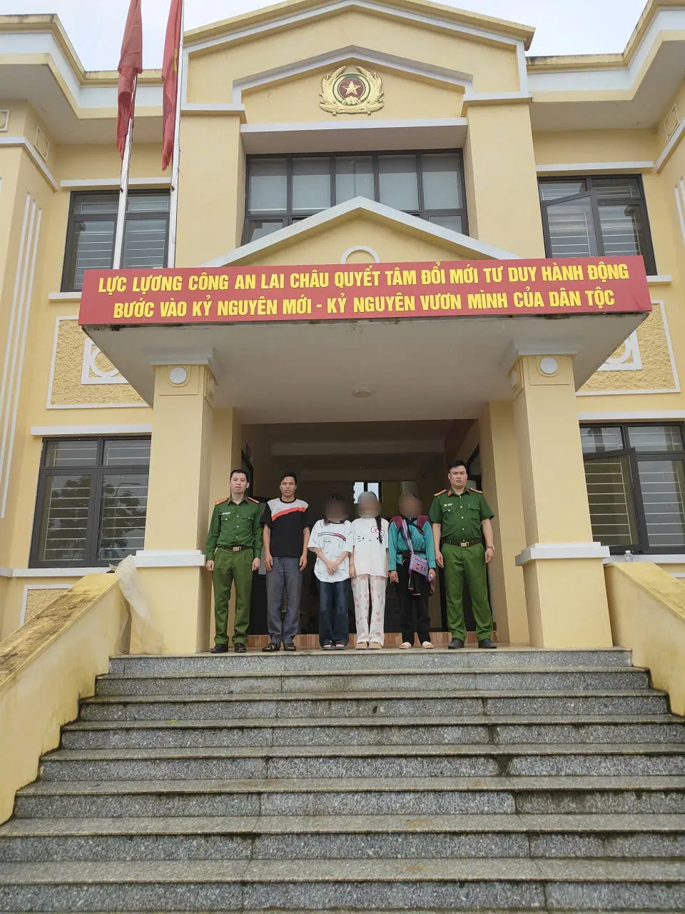Kịp thời giải cứu 2 nữ sinh sập bẫy “việc nhẹ lương cao” - Ảnh 1.