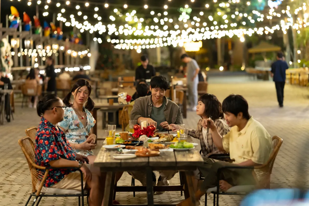 Phim hợp tác Việt - Hàn "Mang mẹ đi bỏ": Diễn xuất điểm cộng, kết phim gây tranh cãi - Ảnh 5.