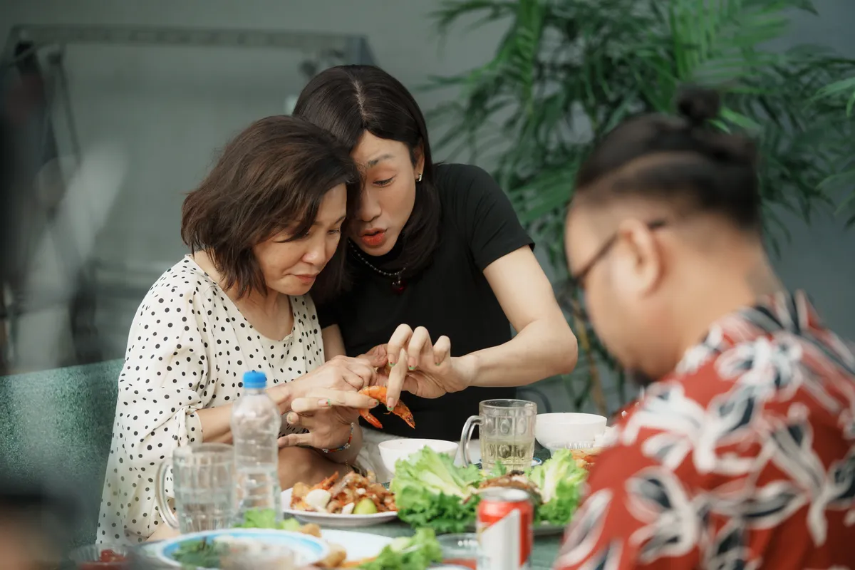 Phim hợp tác Việt - Hàn "Mang mẹ đi bỏ": Diễn xuất điểm cộng, kết phim gây tranh cãi - Ảnh 3.