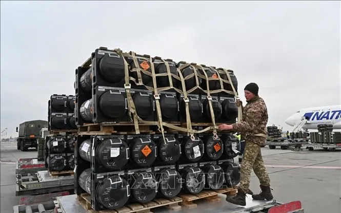 Lô tên lửa Javelins do Mỹ viện trợ được chuyển tới sân bay ở Kiev, Ukraine ngày 11/2/2022 (Ảnh minh họa: AFP/TTXVN) Lô tên lửa Javelins do Mỹ viện trợ được chuyển tới sân bay ở Kiev, Ukraine ngày 11/2/2022 (Ảnh minh họa: AFP/TTXVN)