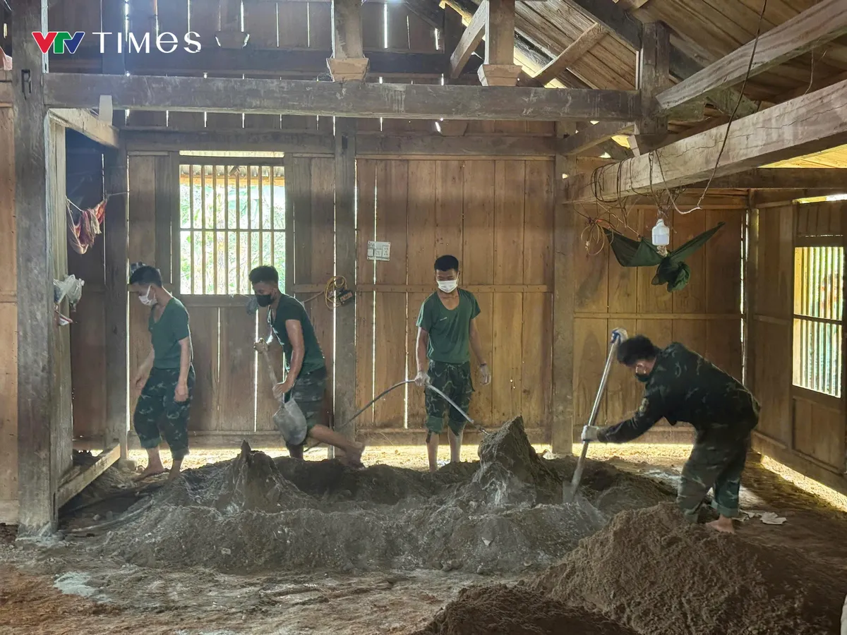 Điện Biên: Bộ đội hành quân dã ngoại giúp Nhân dân biên giới xóa nhà dột nát - Ảnh 5.