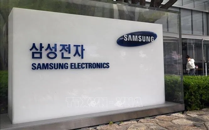 Biểu tượng Công ty Samsung Electronics tại tòa nhà ở Seoul, Hàn Quốc. Ảnh: AFP/TTXVN