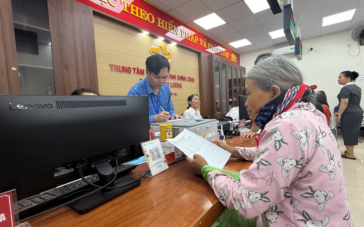 Người dân đến Trung tâm hành chính công phường Tích Lương, tỉnh Thái Nguyên để thực hiện các thủ tục hành chính.