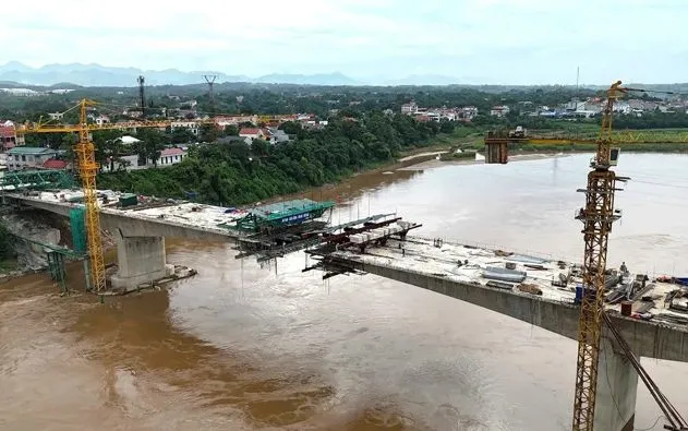 Cầu Phong Châu đã dần thành hình, chờ ngày hợp long. Ảnh: Báo Phú Thọ