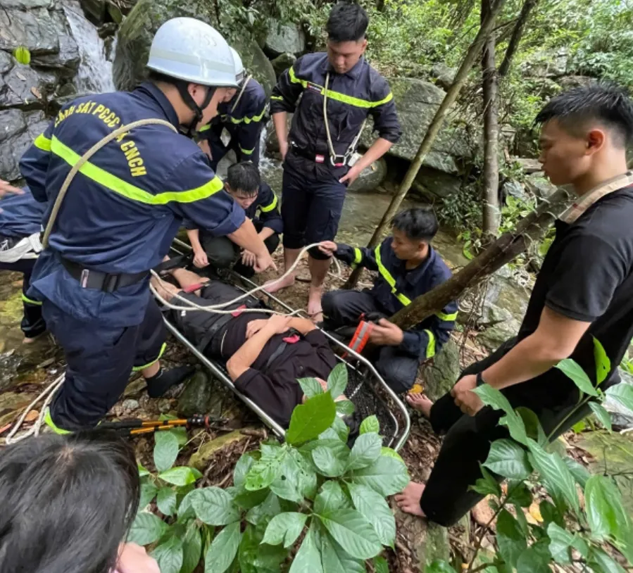 Hà Nội: Người đàn ông gặp nạn khi leo núi Hàm Lợn được cứu hộ kịp thời - Ảnh 1.