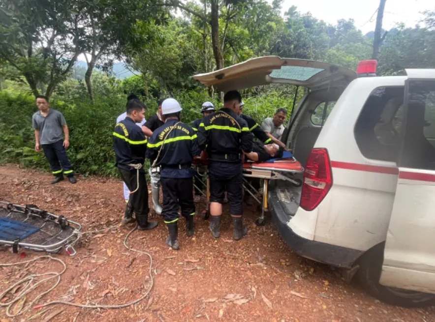 Hà Nội: Người đàn ông gặp nạn khi leo núi Hàm Lợn được cứu hộ kịp thời - Ảnh 3.