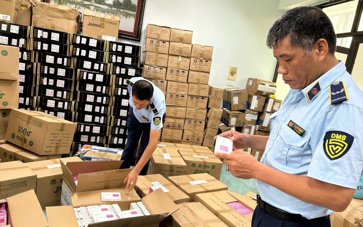 Các cán bộ Chi cục QLTT thành phố Hà Nội kiểm tra cơ sở kinh doanh thuộc Công ty TNHH Lacto Mason Việt Nam. 