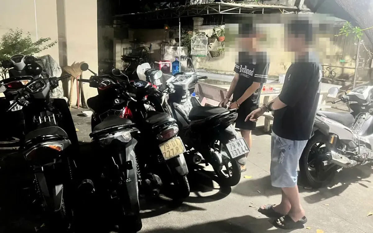 Các đối tượng cùng tang vật bị lực lượng Công an thu giữ. (Ảnh: CA)