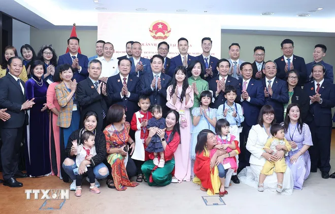 Chủ tịch nước Lương Cường gặp mặt cộng đồng người Việt Nam tại Angola - Ảnh 2.
