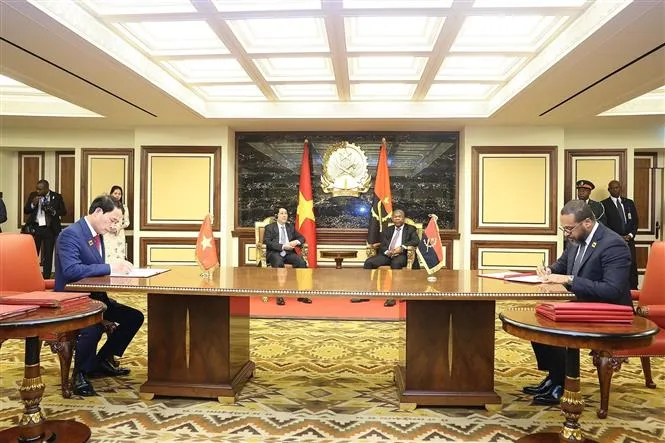 Chủ tịch nước Lương Cường và Tổng thống Angola chứng kiến lễ ký văn kiện hợp tác giữa hai nước - Ảnh 4.