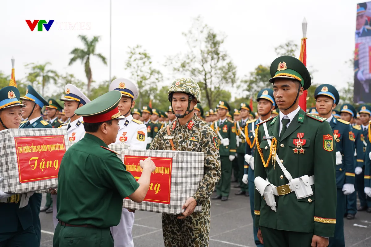 Thượng tướng Trương Thiên Tô tặng quà, động viên cán bộ chiến sĩ quân đội tham gia diễu binh - Ảnh 3.