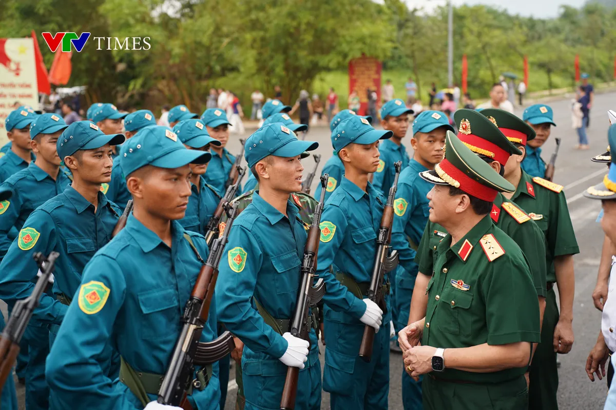 Thượng tướng Trương Thiên Tô tặng quà, động viên cán bộ chiến sĩ quân đội tham gia diễu binh - Ảnh 4.