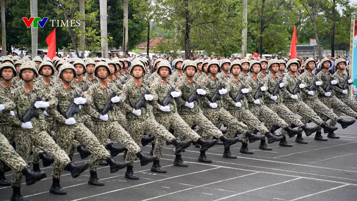 Thượng tướng Trương Thiên Tô tặng quà, động viên cán bộ chiến sĩ quân đội tham gia diễu binh - Ảnh 10.
